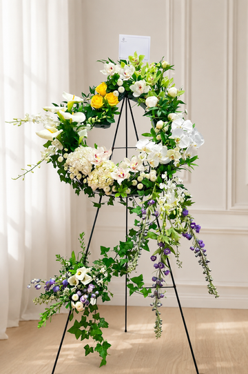 Golden Remembrance Standing Wreath